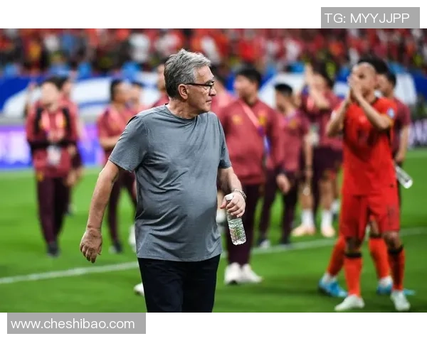 足球明星因护照问题被判刑入狱引发球迷热议与媒体关注